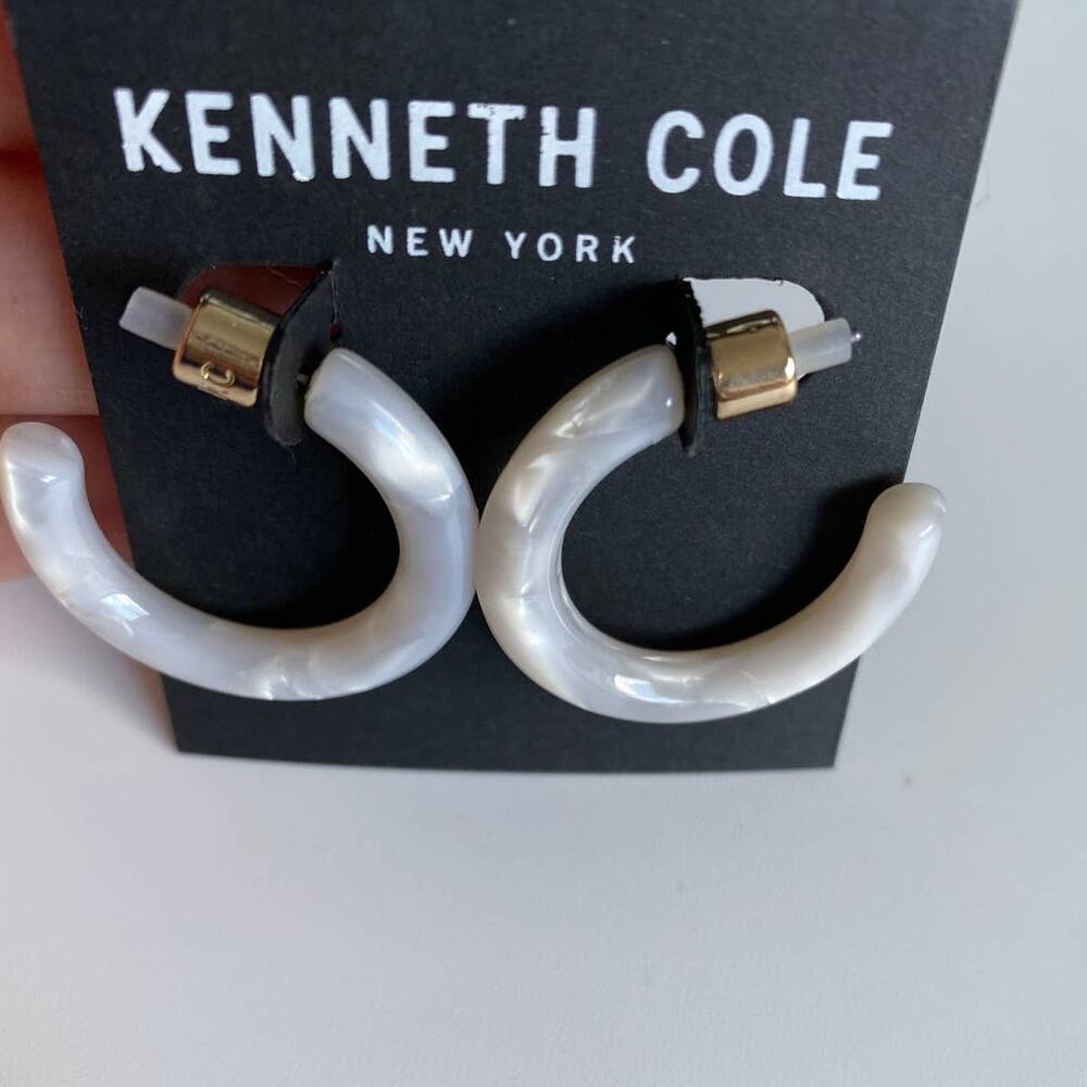 Kenneth Cole New York White Resin Hoop Earrings Gold Tone Posts NEW Marbling - Picture 9 of 9
